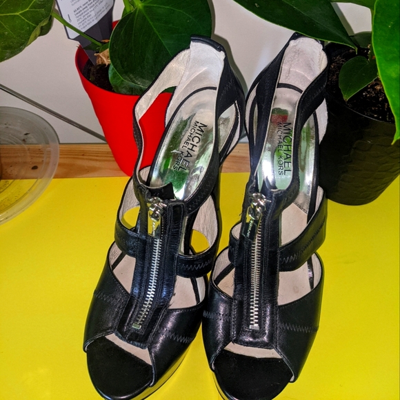 Michael Kors size 9 black strap pump - Picture 1 of 3